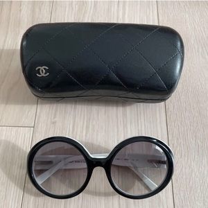 Preloved Chanel round shaped Black&White sunglasses
